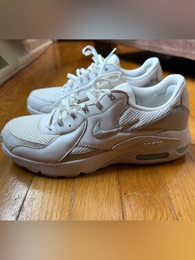 Nike Air Max Sneakers White Size 9 Trending Streetwear Style